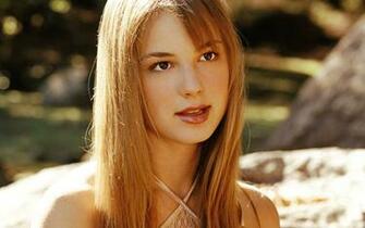 Emily Vancamp Wallpaper
