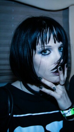Alice Glass Fans Crystal Castles Wallpaper