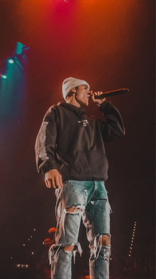 Justin Bieber On Stage Singing 4k Ultra HD Mobile Wallpaper