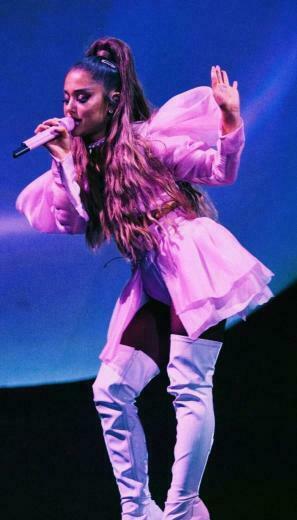 Ariana Grande Lollapalooza Wallpaper In