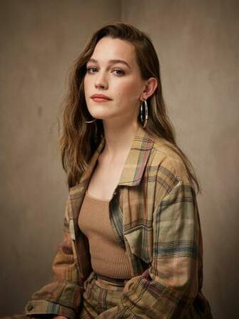 Victoria Pedretti On Netflix S You Fame And Those Comparisons To