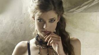 Julia Saner Elitewallpaper