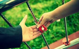 Love Couple Lock Together Forever HD Wallpaper Stylish