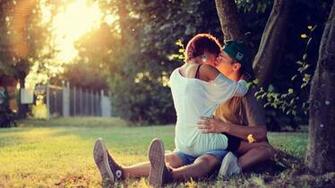 Kissing Couple Wallpaper Pictures Image