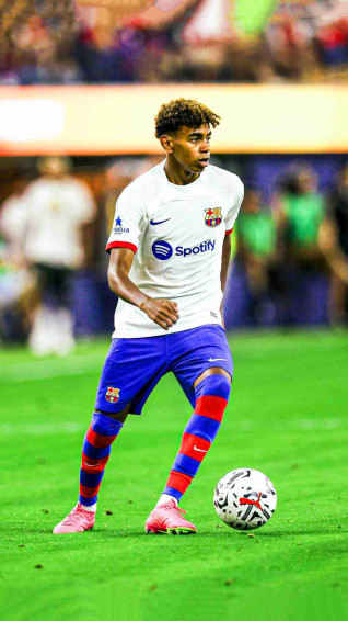 Lamine Yamal Wallpaper