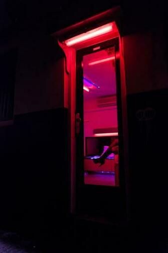 2013 Amsterdam Vitrine Six Image H Red