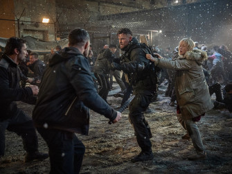 Netflix S Extraction Chris Hemsworth Shines In Action Packed