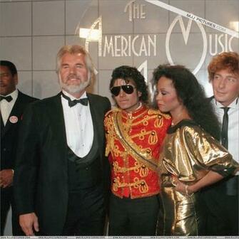 Barry Manilow Image Backstage At The American Music Awards