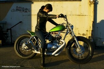 Motos Mujeres Bobber Custom Wallpaper