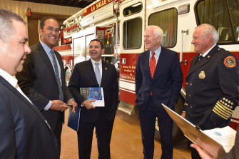 John Cornyn With Fire Officials Psndpeq17oy3elo7 Wallpaper