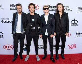 One Direction Walk First Red Carpet As A Foursome Dedicate Billboard