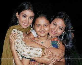 Three Lovingly Sisters Wallpaper Size
