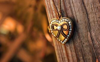 Beautiful Heart Pendant Wallpaper