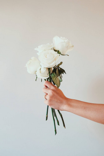 Minimalist White Rose Flower Bouquet I6n354ascpfueqfj Wallpaper