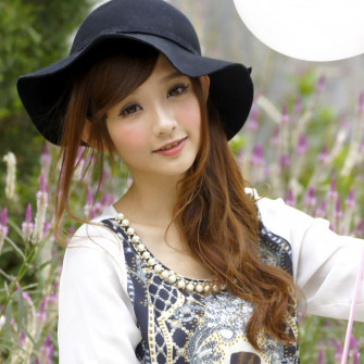 Sweet Girl Background Wallpaper