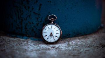 4k Pocket Watch Dial Wallpaper