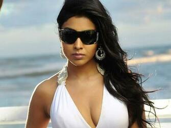 Shriya In Telugu Movie Wallpaper HD