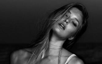 Bar Refaeli Wallpaper Highlight