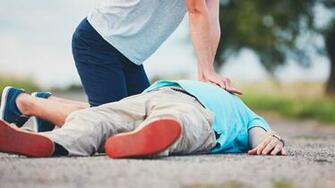Volunteers Save Life By Doing Cpr For Minutes