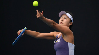 Shuai Peng Throwing Tennis Ball Wallpaper