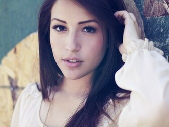 Chloe Gueit Beautiful Brunette Desktop Pc And Mac Wallpaper