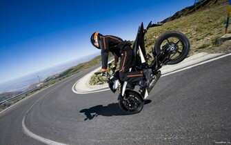 Royal Wallpaper Bike Stunts
