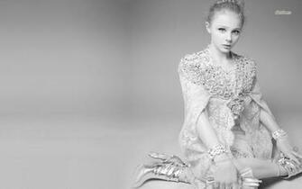 Vintage Dress Wallpaper Chloe Grace Moretz In A