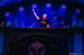 Tiesto Budweiser Team Up For Branded Beers Following