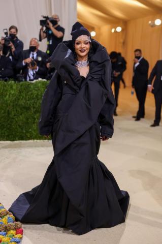 Fact Check Photos Altered To Make It Appear As If Rihanna Is Pregnant