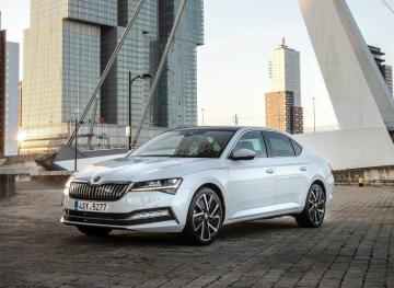 Skoda Superb Iv Plug In Hybrid Front Three Quarter Wallpaper