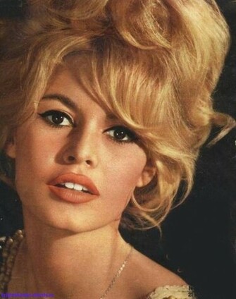 Fashion Girl Shows Brigitte Bardot Wallpaper Hot
