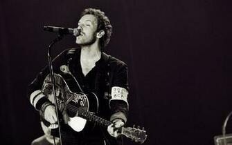 Monochrome Chris Martin Wallpaper Background