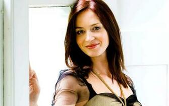 Emily Blunt Hot HD Wallpaper