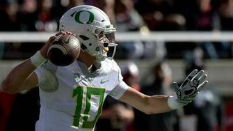 Oregon Qb Justin Herbert Edly Breaks Collarbone Ncaa