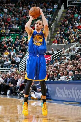 Stephen Curry Shooting The Art Mad Wallpaper