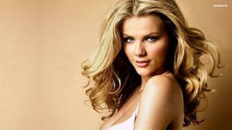Brooklyn Decker Wallpaper