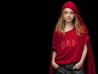 Angelina Jolie Dakota Fanning HD Wallpaper