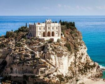 Santa Maria Monastery Tropea Italy Wallpaper HD