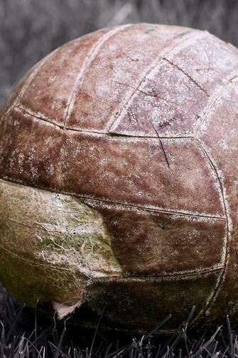 Wallpaper Ball Football Old Ragged iPhone 4s