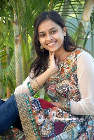 Sri Divya Bus Stop Movie Heroine Wallpaper Teahub Io