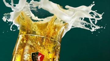 Perla Beer Glass Spray Foam Wallpaper