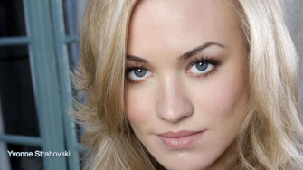Yvonne Strahovski Close Wallpaper