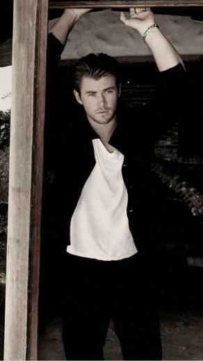 iPhone Chris Hemsworth Wallpaper HD Desktop