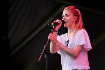 Hannah Reid London Grammar Vocalist Singer Microphone Stock