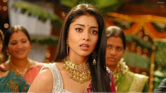 Shriya Saran Open Mouth N Pink Lips In Nuvva Nena Wallpaper