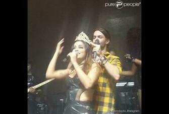 Anitta Coroada Durante A Festa Wallpaper