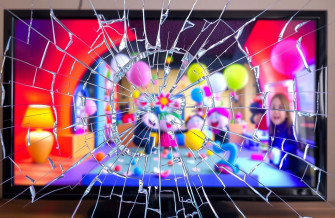 Cracked Tv Screen Prank Wallpaper
