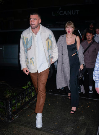 Taylor Swift Fans Think Travis Kelce Has Her On His Phone S Lock