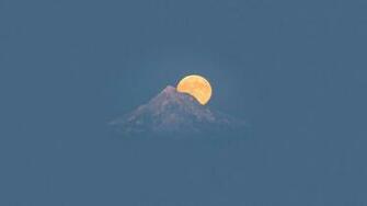 Moon Rising Wallpaper In Laptop