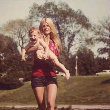 Galadrielle Allman S Please Be With Me Gives Women A Chance